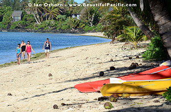 picture of the beach front at Tianas on Rarotonga